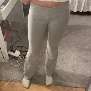 Hej säljer dessna yoga pants vet ej var dom är ifrån men dom är använda några gånger men fortfarande gabska fräsha och inga hål i storlek S köpte dom ungefär för 200/300 