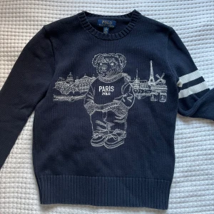 Ralph Lauren tröja  - Ralph Lauren tröja storlek 10-12 år (xxs i vuxen), köpt på kidsbarndstore. Nyskick! Skriv om du har frågor eller funderingar💕🙌🏻