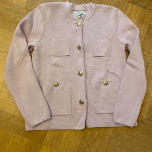 Ljusrosa kofta - Kofta i mycket bra skick, knappt använd.  Nypris ca. 600 kr  Frakt tillkommer, kan alternativt hämtas.   