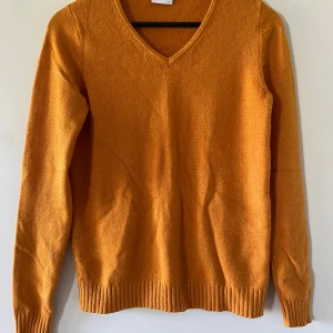 Stickad tröja - Säljer en stickad tröja från Vila, använd ca 2 gånger. Den är lite stor i storleken, passar mig som har s