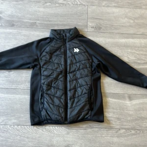 Tunn jacka storlek 140 - Säljer den för 99kr