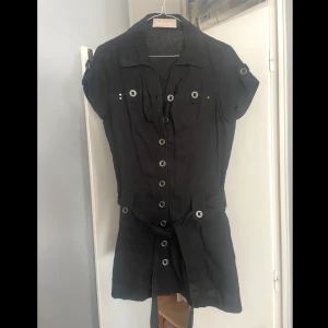 Svart klänning - Köpt second hand, aldrig använd av mig