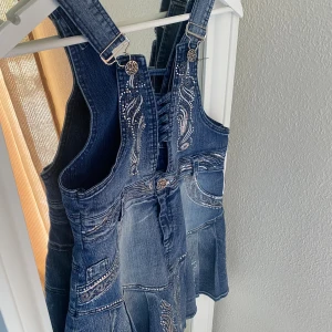 Hängselkjol  - Hängselkjol med pärlor och volanger 💙