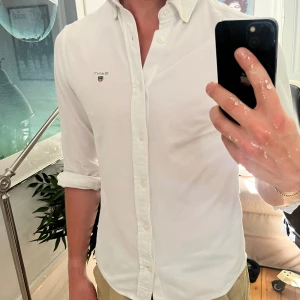 Gant skjorta - En vit snygg skjorta i väldigt bekvämt material. Den är väldigt snygg o clean, perfekt till sommaren!  Ni får ursäkta målarfärgen på min hand😁  Hör av er om ni har frågor!