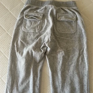 Juicy couture byxor - Juicy byxor, bra skick inga hål eller så det enda är att knapparna där fram är borta 
