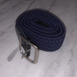 Marinblått flätat ” grisch ” bälte  - Topp skick och aldrig använd. Perfekt till alla er som vill uppa eran klädstil.