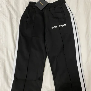 Palm angeles byxor - Helt nya Palm Angeles byxor, skriv om fler bilder eller funderingar. Mvh