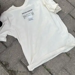 En skön t-shirt 10/10 skick köpte den på stan frakt funkar och kan mötas upp 