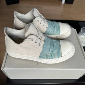 Rick owens DRKSHDW Hustler Ramones Low - Size 43 Intressekoll sådära. Finns inte på grailed i denna colourway