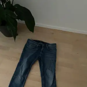 Säljer ett par jättesköna Replay jeans i modellen Willbi 31/32! Sköna och sitter väldigt fint enligt mig. Skulle säga lite korta i längden bara om man jämför med till exempel mina nudie jeans i samma storlek. 6/10 cond använda men inga skador.