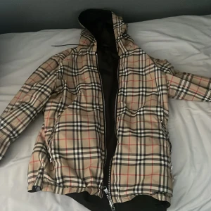 Burberry jacka - En väldigt snygg burberry reversibel vindjacka. Bara använd ett fåtal gånger gånger. Den är i toppskick. Storlek S men passar mer M