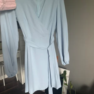 Blå klänning - Super fin blå sommar klänning. Passar till olika fester och tillställningar. 