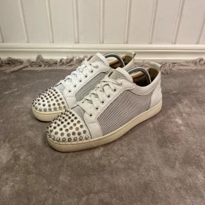 Louboutins - Säljer dessa louboutin louis junior spike skorna. Skick 9/10. Storlek 40,5 ( sitter större). Tveka inte på att höra av er vid intresse!