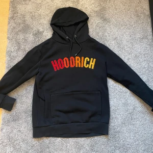Hoodrich hoodie  - Hoodrich hoodie perfekt skick, Storlek S modellen på bild är 1,70cm rekommenderas till dig som är 1,70+ då den passar bättre då