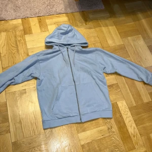 Hoddie  - LjusBlå hoddie med dragkedja oversize 