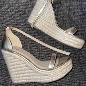 Kilklack - Otroligt fina klackar som jag bara använt 1 gång! Jättefint skick. Originalpris 399kr