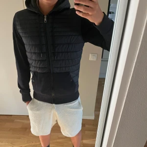 Tommy hilfiger cardigan - Mörk blå cardigan perfekt för sommarkvällar istället för en hoodie. Använt en del men den är i väldigt fint skick. Nypris 3200 kr. Tveka inte på att höra av dig.