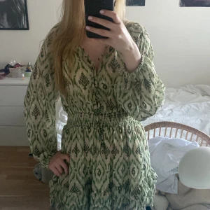 Sommar klänning - Denna skitsnygga klänningen är max använd 3 gånger, den är gott som ny. Inga som helst slitningar. Klänningen går inte att köpa längre på zara❤️