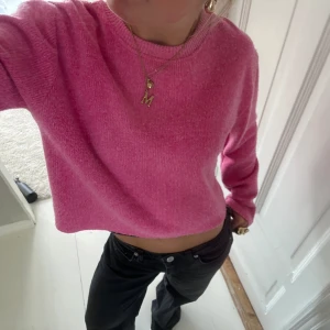 zara tröja - säljer denna tröja från zara i så snygg färg, toppen skick och inga defekter💕💕🩷