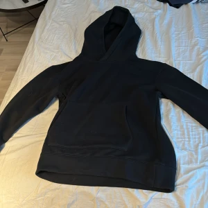 Sail racing hoodie - Svart sacil racing hoodie.