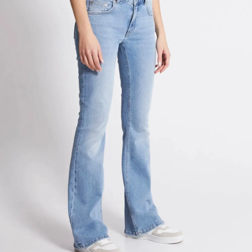 Lågmidjade jeans från Lager 157, jeansen är i färgen ”light used”. Dom är i bra skick använda ett par gånger. . Jeans & Byxor.