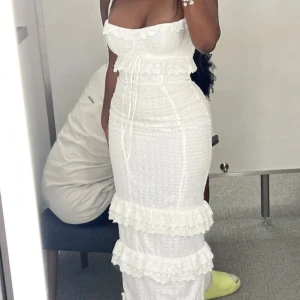 Lång Kläning - Älskar den här kläningen, passar någon i stolek M🥂. Den är helt ny, har prövat men inte använt. Kläningen är lång💕Jag är 156 cm,kommer lite brett runt brösten, bilden är inte min. Köpte den för 640kr inklusive tull.. kan mötas upp❤️