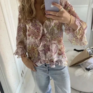 Zara blus  - As snygg trendig blus från zara (eftertraktad) då dem ej finns att köpa längre. Storlek S  Mycket fint skick ! 🌺