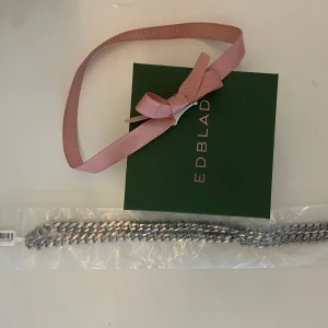 Kedja Edblad herr - Säljer min sprillans nya Edblad-kedja då det skulle vara en studentpresent till min pojkvän, men vi gjorde slut🫣 Blankt rostfritt stål, den är 50,5 cm lång och 7x3 mm bred:) Nypris 499, 400kr eller högsta bud!
