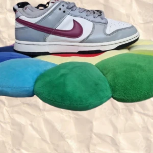 Nike dunk low  - Detta är ett par Nike dunk lows jävligt sjysta färger och skorna är i sjyst skick. Pris går alltid att diskutera. Så klart är de äkta✅️ Skriv till mig för fler bilder/frågor och äkta hets bevis! 1 deffekt är lite slitage på ena sidan av skon, kan visa