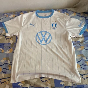 Malmö ff tröja helt nytt, 2023 modell knappt använd - Bra skick, ser helt nytt. Knappt använd alls. Ordpris 999 kr och säljer den för 600 kr eller 500 kr. Pris kan diskuteras
