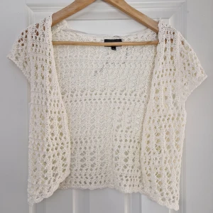 Virkad bolero - Virkad bolero i vit. Strl 36/38
