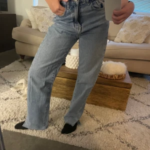 Blåa jeans  - Blåa jeans med slits längst ner, typ mid waist passar xs/s jag på bilden är ca 160🩷