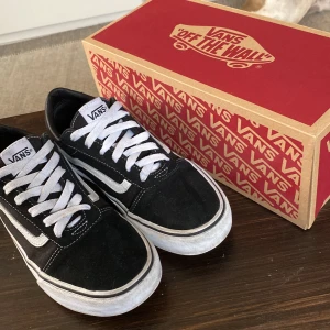 Vans  - Vans. Skick 8/10. Använde 4-5 gånger. Storlek 40. Skriv vid minsta lilla fundering!
