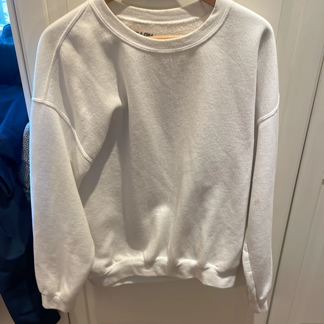 Vit sweatshirt med tryck på ryggen, storlek: M - 90