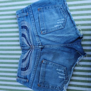 Lowrise Jeansshorts - Unika broderade shorts från Esprit. De är tyvärr försmå för mig! Storleken är lite oklar, det står L i shortsen men passar defenetivt xs/s. Hr av er för fler bilder eller frågor🙌🌸