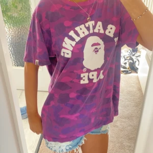 Bape T-shirt - En mörk lila Bape t shirt som är i storlek XXL men ser mindre ut. Inga defekter 