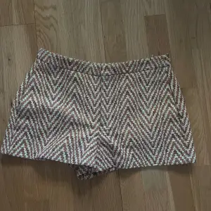 Snygga mönstrade shorts från Zara i strl S. Perfekta till sommaren🏖️,knappt använda.