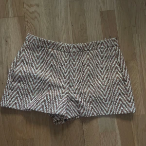 mönstrade shorts från zara - Snygga mönstrade shorts från Zara i strl S. Perfekta till sommaren🏖️,knappt använda.