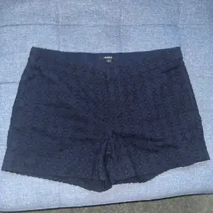 Marinblå/svarta ”spets”-shorts från Lindex 