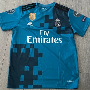 Real Madrid 17/18 Ronaldo - Jättefin tröja, perfekt till sommaren. CR7 på ryggen! Storlek L men passar även M. Helt oanvänd, säljer pga storlek. 