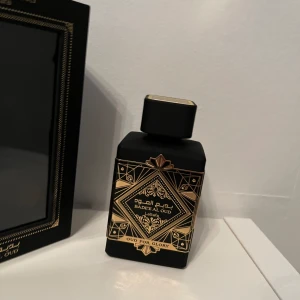 Lattafa oud for glory 100ml *NY* - Säljer denna pärla då doften inte passar mig. Träig maskulin och mörk doft🪵🌒. Inprincip helt full då jag bara testat 1 sprej.