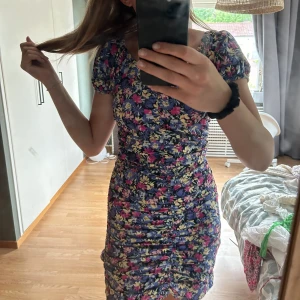 Blomig kläning - Blomig kläning som passar sommaren med fin passning och stretch🌹💓💓💓