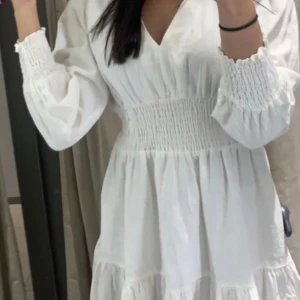 Sommar klänning - Jätte fin sommarklänning från zara som tyvärr inte sälj längre, säljer då jag inte fått mycket användning för den! Är i väldigt bra skick och bara använd ca 3 gånger!