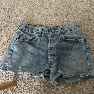 Jeansshorts Levis  - Lågmidjade Levis jeansshorts! Köpta här på plick men använda av mig bara några gånger, för små för mig därför kan ej ta bilder🤍