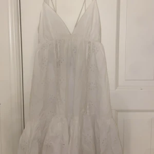 Jätte söt sommarklänning  - Gullig sommarklänning från zara. Bra skick då den enbart är använd fåtal gånger. Storlek XS. Säljer för 300