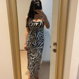 Klänning - Sååå fin klänning till sommaren i satin storlek 32 från h&m. Prislapp är kvar 😊.