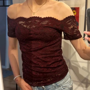 Spetstopp off shoulder - Off shoulder Spetstopp i storlek s, fint skick! Köp sker via köp nu, jag postar inom 24h. Inte markerad som såld= tröjan finns kvar