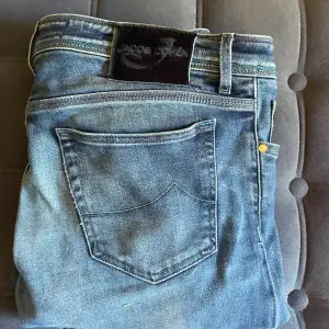 ett par as feta jacob cohen jeans i storlek 35 i italiensk storlek men sitter som 33/34 i vanlig storlek. skick: 9/10 nästintill nya !! pris: endast 1100kr (nypris, 5500kr) tveka inte på att höra av er vid frågor eller funderingar!!  