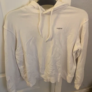 Vit hoddie  - Vit hoddie ifrån hm, storlek s. 