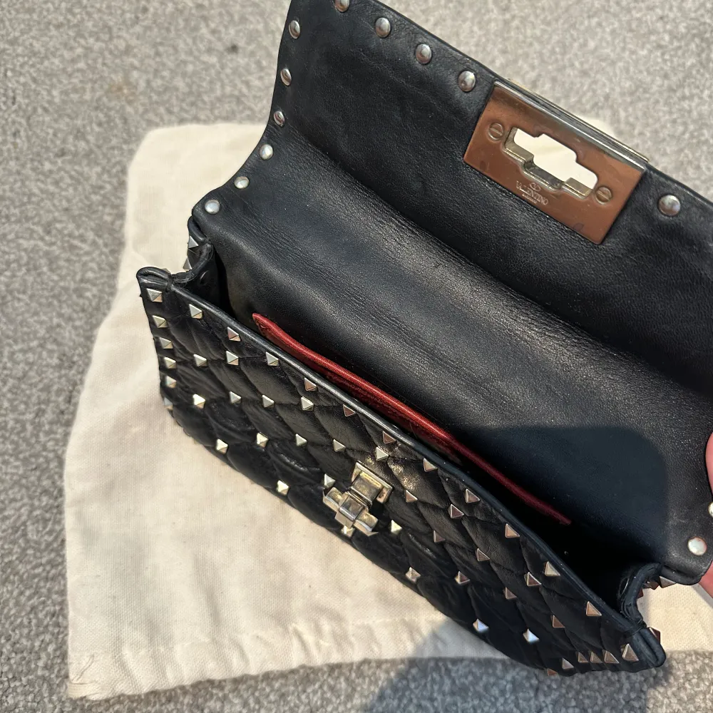 Säljer nu min älskade Rockstud spike Valentino väska! Perfekta väskan till både vardags och fest. Givetvis äkta, både dustbag och kvitto medföljer. Kan även tänka mig gå ner i pris vid snabb affär💕. Accessoarer.